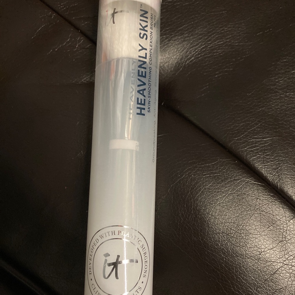 It cosmetics makeup brush angled